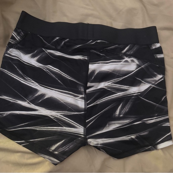 Victoria’s Secret Shorts Sz LBlack and White Patterned Shorts - Picture 2 of 5